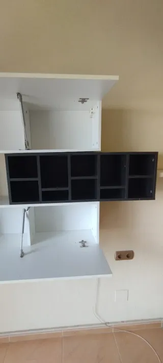 Mueble de salón blanco y negro