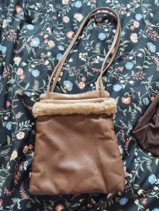Borsa marrone con pelliccia