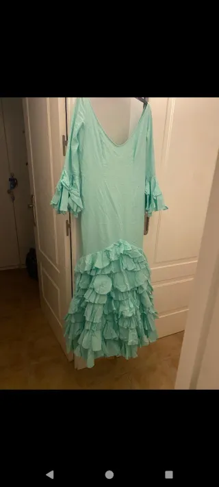 Traje largo con volantes