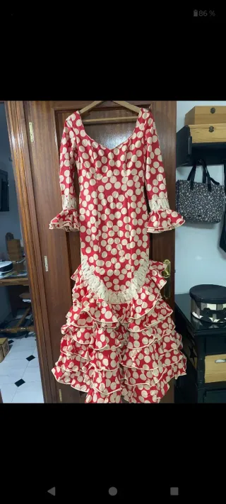 Traje largo con volantes