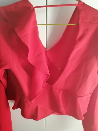 Top con volantes Blusa escotada roja de Zara