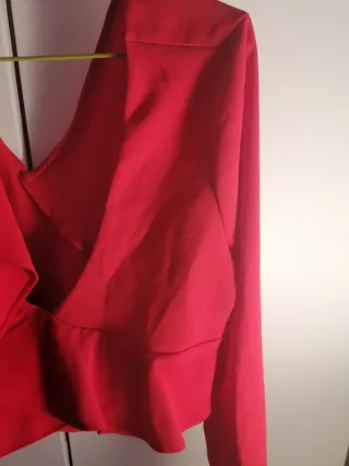 Top con volantes Blusa escotada roja de Zara