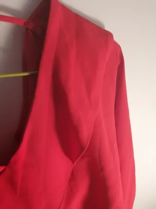 Top con volantes Blusa escotada roja de Zara