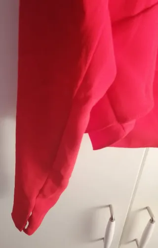 Top con volantes Blusa escotada roja de Zara