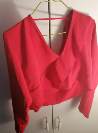 Top con volantes Blusa escotada roja de Zara