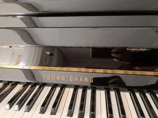 Piano de pared Young Chang