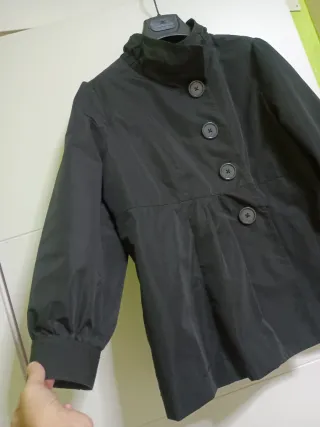 Gabardina negra con cinturón