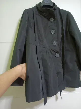 Gabardina negra con cinturón