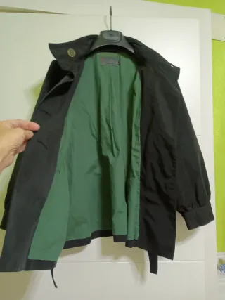 Gabardina negra con cinturón