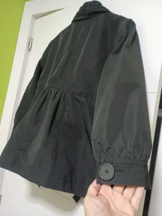 Gabardina negra con cinturón