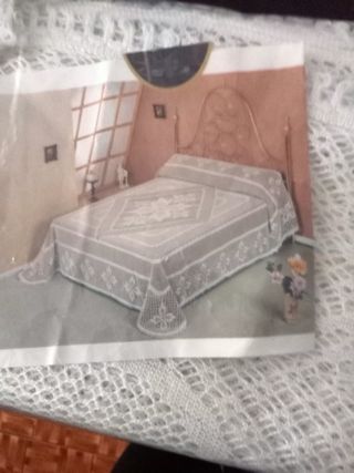 Colcha de cama beige y blanca