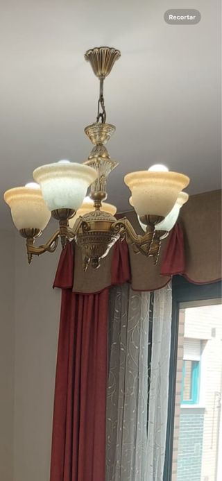 Lámpara de techo dorada y beige