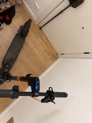 Patinete eléctrico Ninebot y cargador