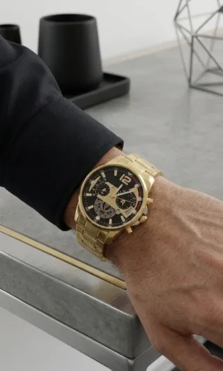 Reloj de cuarzo y metal dorado