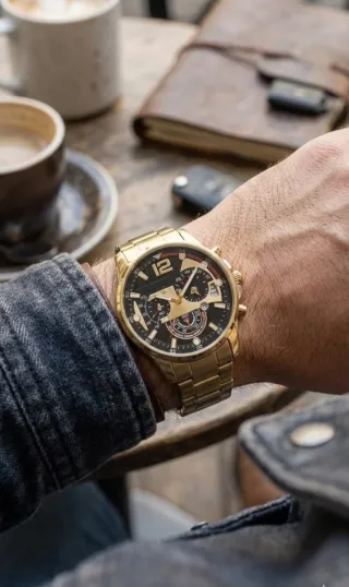 Reloj de cuarzo y metal dorado