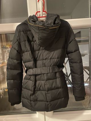 Chaqueta acolchada negra con cinturón