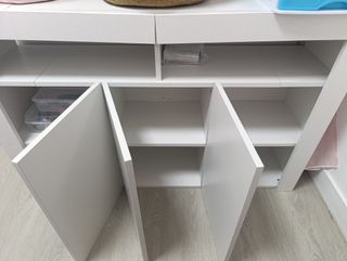Mueble blanco con patas