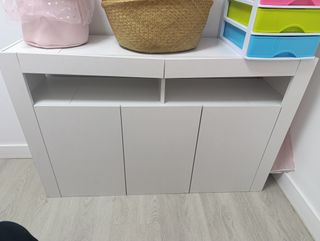 Mueble blanco con patas