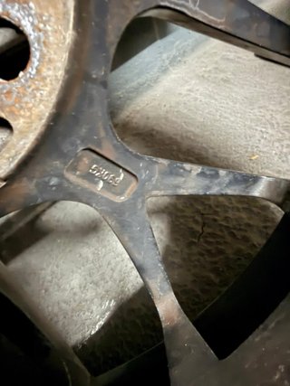 Llantas de aleación plateadas marca Butzi