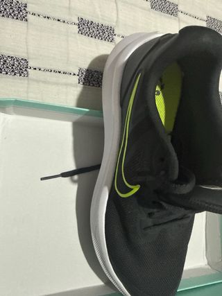 Zapatillas Nike Running Negras logo Marca verde