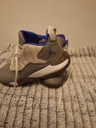 Jordan Stay Loyal Wolf Grey/Purple Talla 40