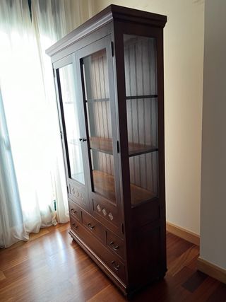 Aparador, Mesa Extensible y 6 Sillas y vitrina