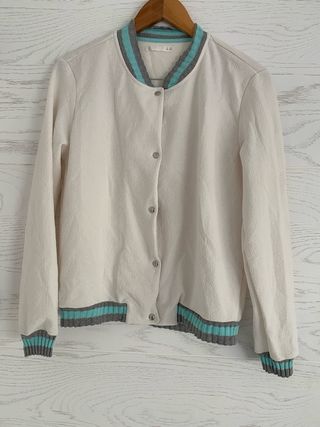 Chaqueta estilo universitario blanca y gris
