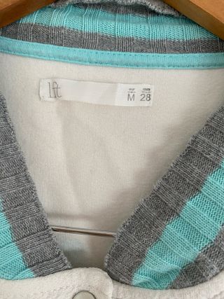 Chaqueta estilo universitario blanca y gris