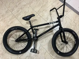 Bicicleta BMX Custom Pro Negra cult Shorty 20.5