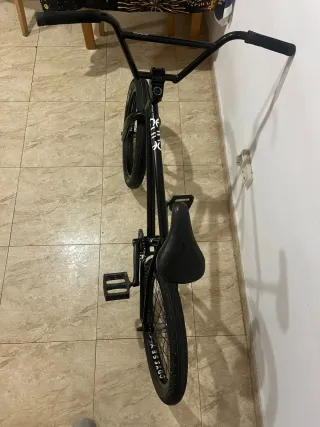 Bicicleta BMX Custom Pro Negra cult Shorty 20.5