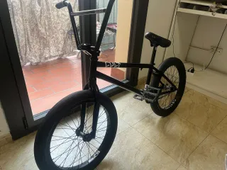 Bicicleta BMX Custom Pro Negra cult Shorty 20.5