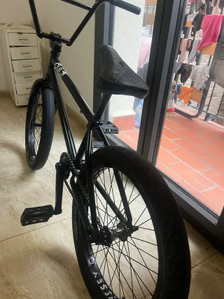 Bicicleta BMX Custom Pro Negra cult Shorty 20.5