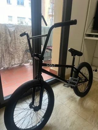 Bicicleta BMX Custom Pro Negra cult Shorty 20.5