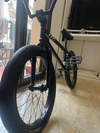 Bicicleta BMX Custom Pro Negra cult Shorty 20.5
