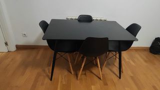 Mesa negra sin sillas la regalo