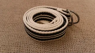 Cinturón de tela blanco y raya azul marino.