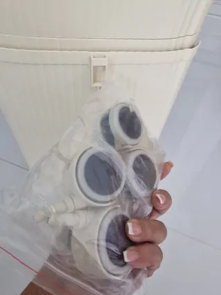 Cubo de basura beige y plateado