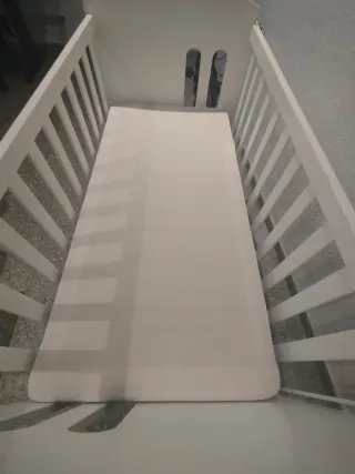 Cuna de bebé blanca