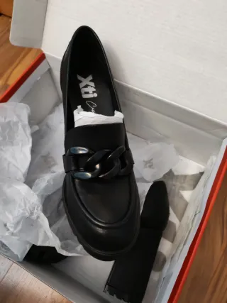 Zapatos de tacón negros con cadena