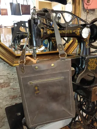 Bolso de cuero hecho a mano
