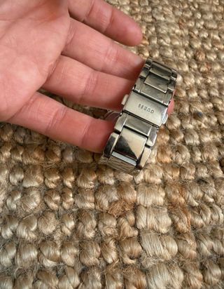 Reloj Guess plateado con detalles brillantes