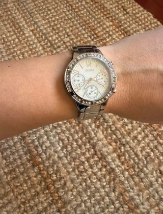 Reloj Guess plateado con detalles brillantes