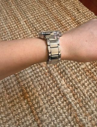 Reloj Guess plateado con detalles brillantes