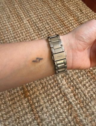 Reloj Guess plateado con detalles brillantes