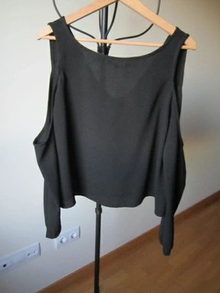 Blusa negra cut out