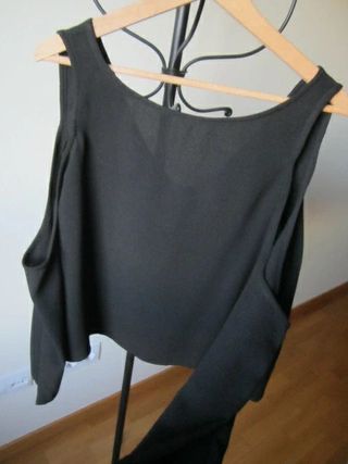 Blusa negra cut out
