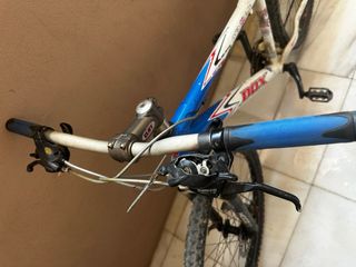 Bicicleta de montaña blanca y azul