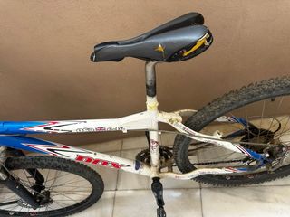 Bicicleta de montaña blanca y azul