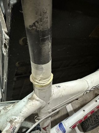 Bicicleta de montaña blanca y azul