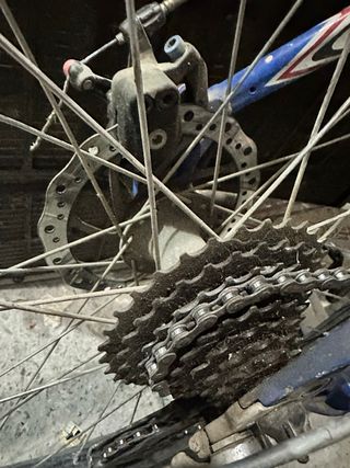 Bicicleta de montaña blanca y azul